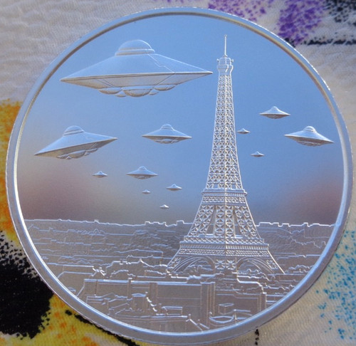 Oncia ufo over paris 2 - ufo's,